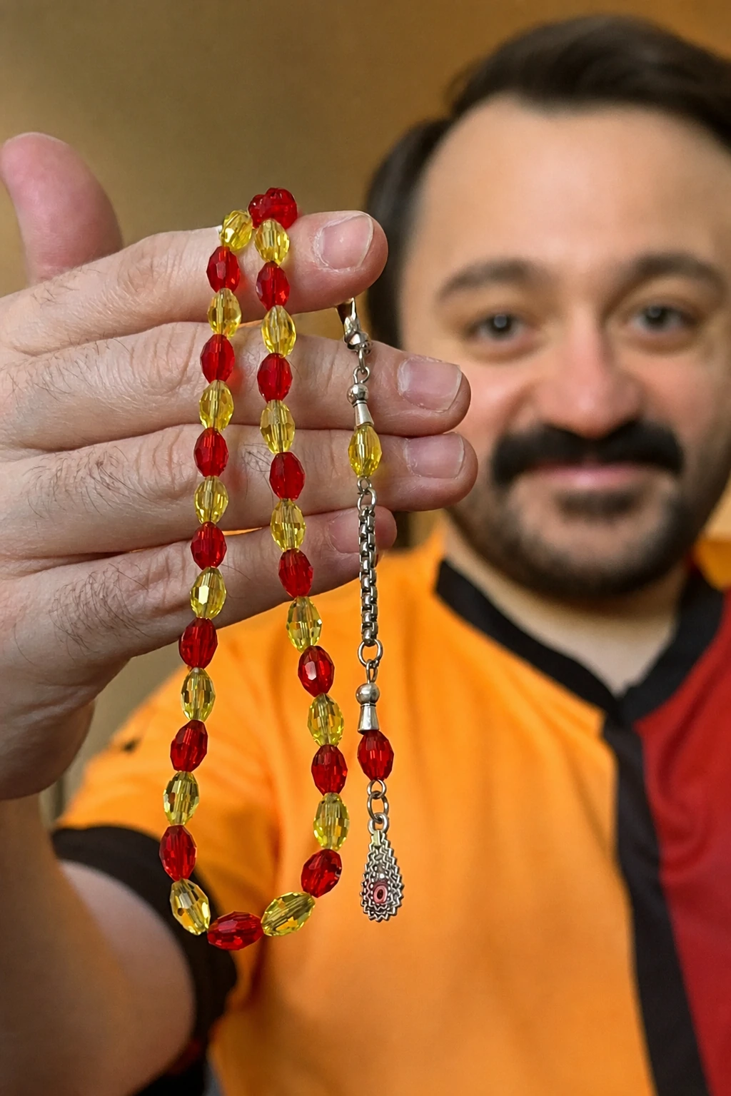 Taraftar Temalı Sarı Kırmızı Kristal Tespih — Tespih